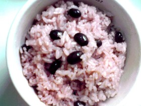 黒豆ご飯にすし酢を加えて桜色のご飯に!