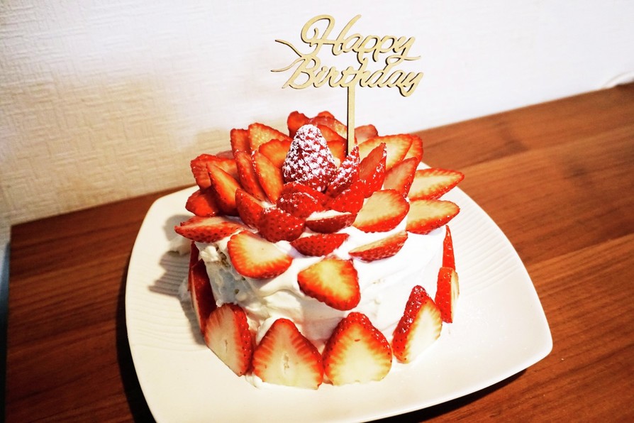 いちごフラワーの誕生日ケーキの画像