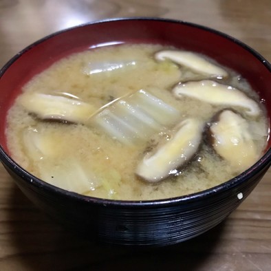白菜と椎茸の味噌汁の写真