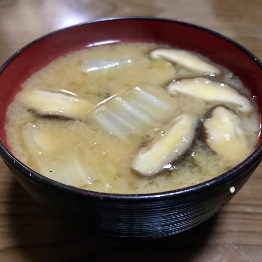 白菜と椎茸の味噌汁の画像