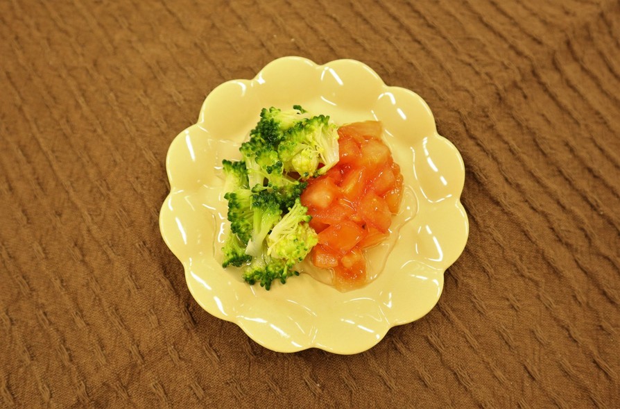 離乳食：トマトとブロッコリーのオイルかけの画像