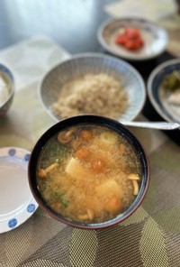簡単#豆腐となめこと春菊のお味噌汁