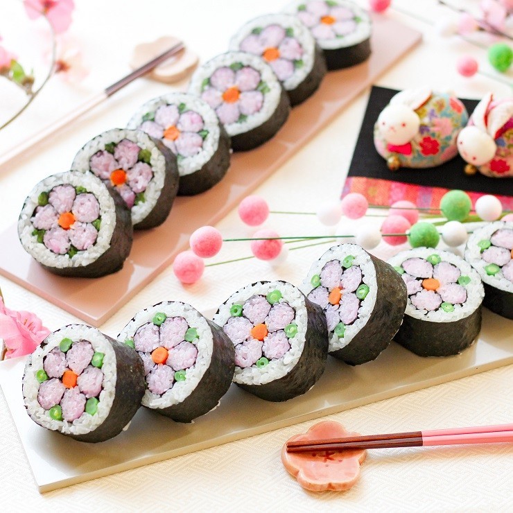 桃の花の飾り巻き寿司の画像