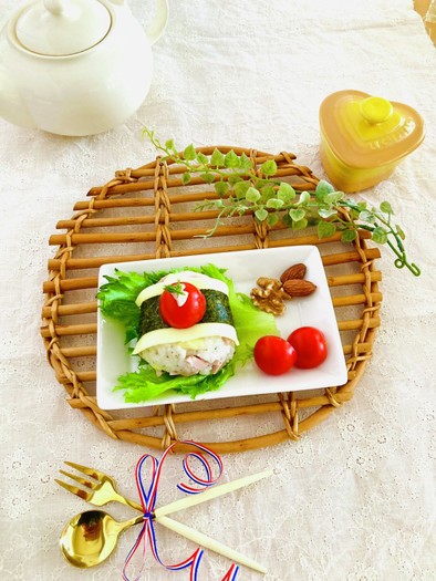 魚肉ソーセージとチーズのパリオニギリの写真