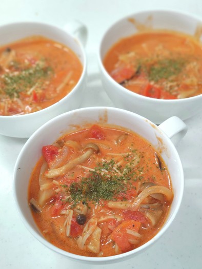体温まる　キノコのトマトスープの写真