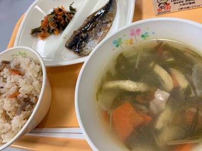 ハリハリ鍋風スープ　河内長野市学校給食の写真