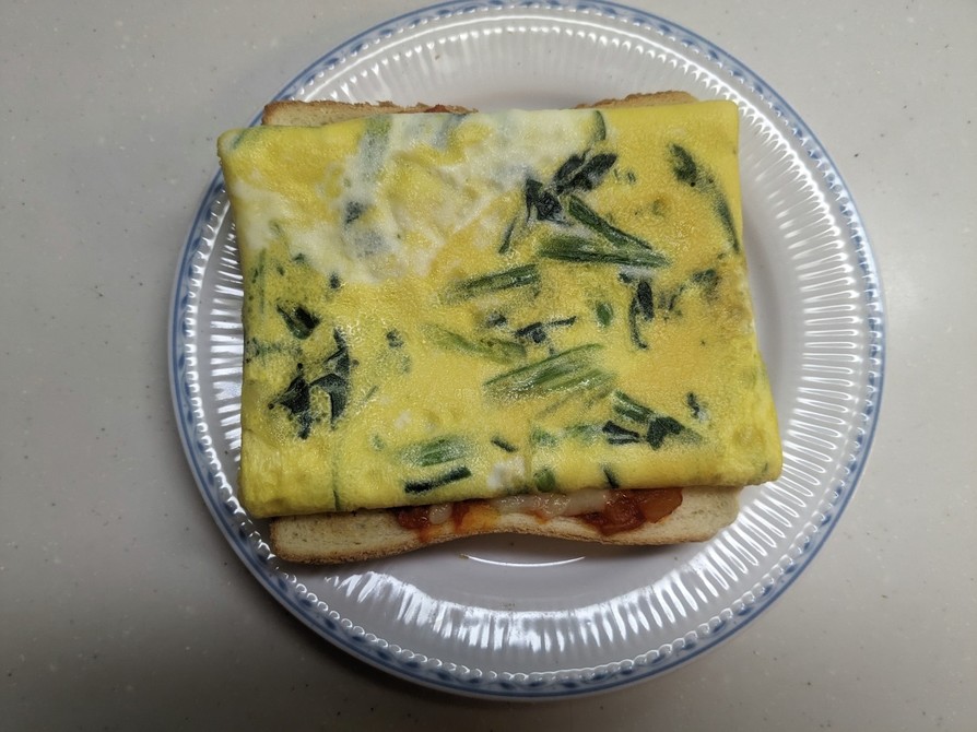 卵焼きをのせたチーズトーストの画像