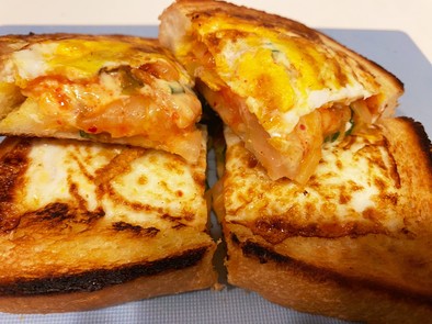 冷凍食パンでくり抜き卵キムチーズトーストの写真