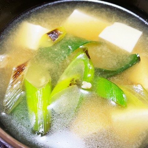 豆腐と焼き岩津ネギの味噌汁