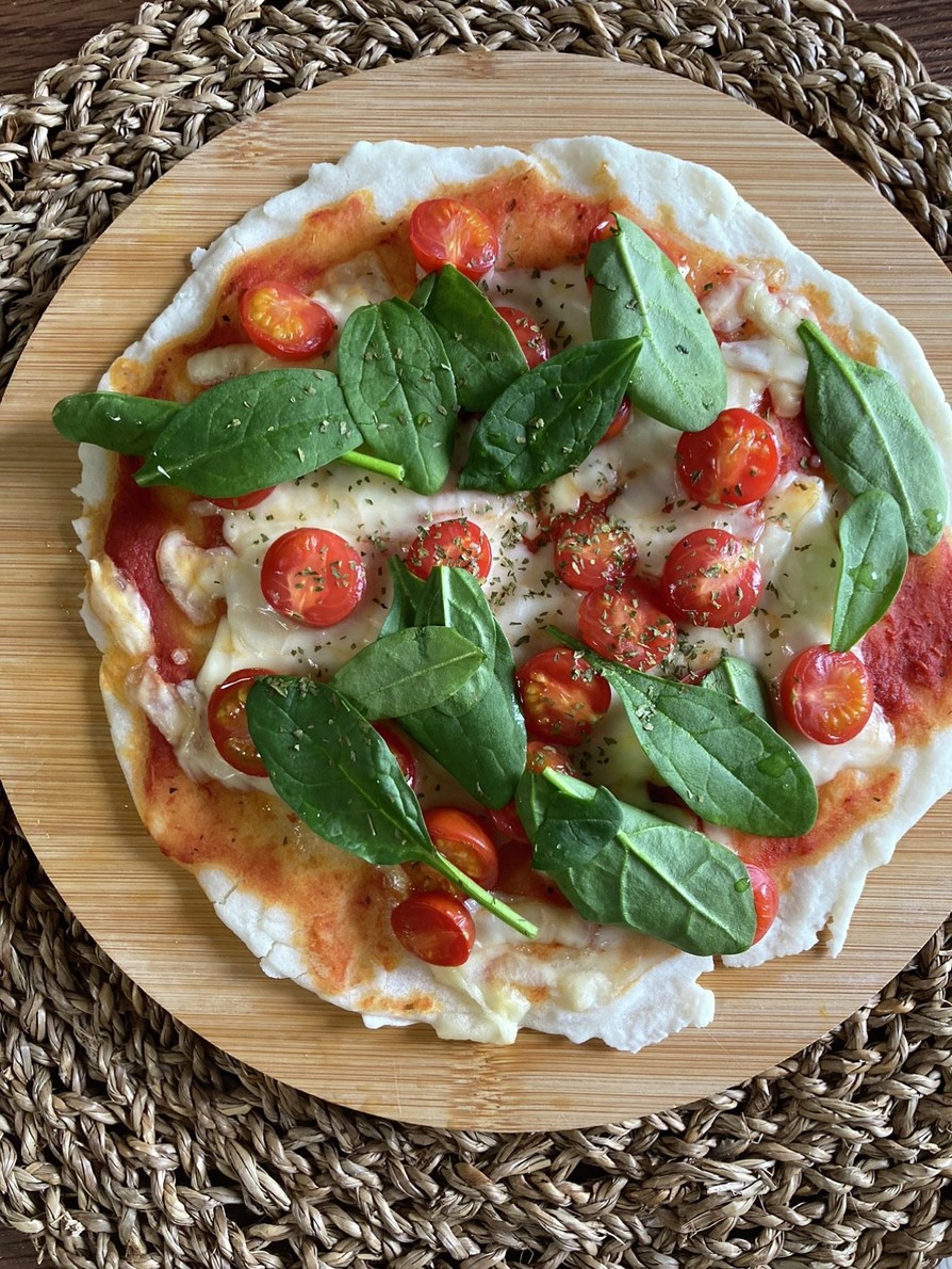 米粉で作るトマトとチーズの簡単ピザの画像