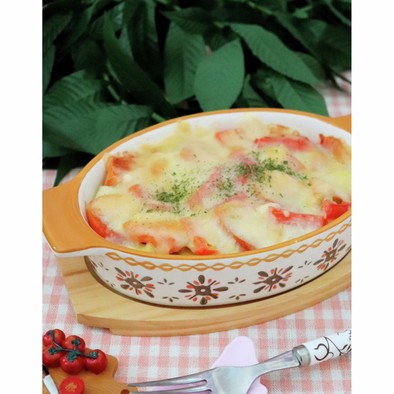 トマトとじゃがいものジェノベーゼチーズ焼の写真