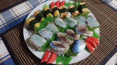 タコ、シメサバ、玉子焼きのお寿司の写真