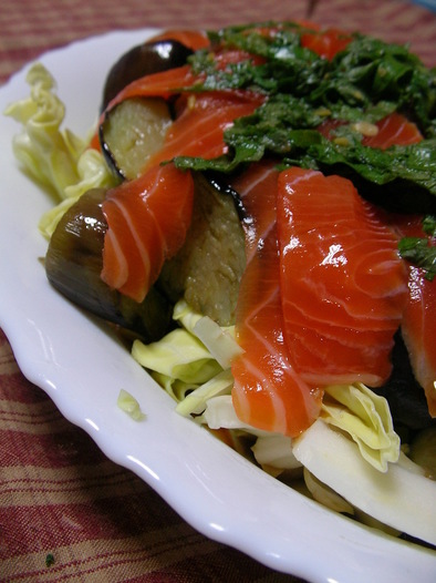【男の料理】揚げ茄子とサーモンのサラダの写真