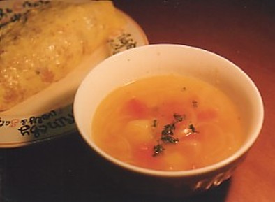 トマトとニンニクのスープの写真