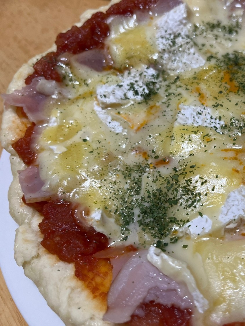 カマンベールチーズのトマトソースピザの画像