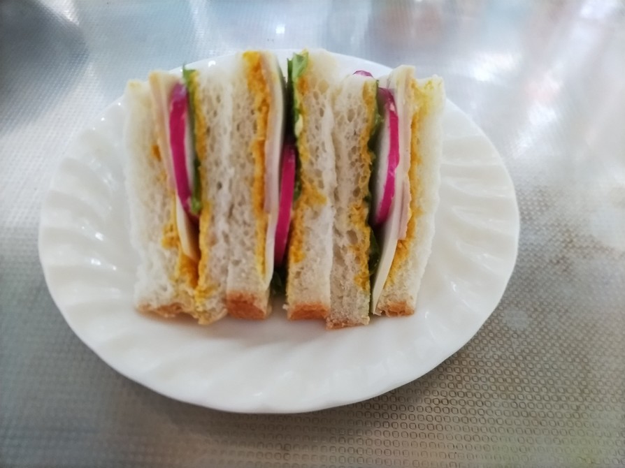 レディーサラダのサンドイッチの画像