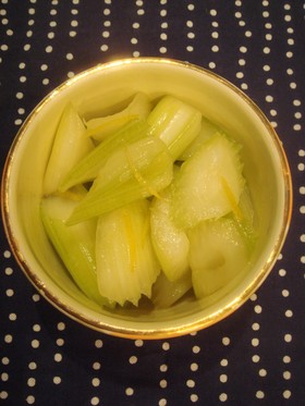 やめられないとまらない~セロリのレモン漬