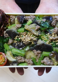 レンジ簡単★ひき肉となすと小松菜の丼弁当