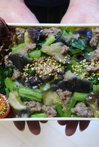 レンジ簡単★ひき肉となすと小松菜の丼弁当