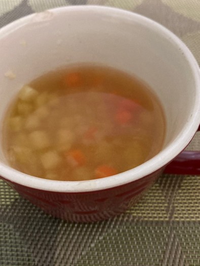 ジャガイモと玉ねぎと人参のスープの写真