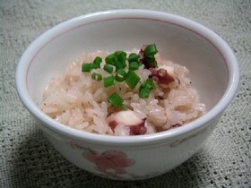 ほんのり桜色が綺麗!タコの炊き込みご飯