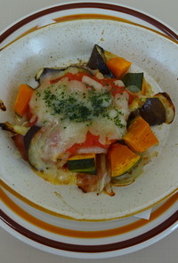 ゴロゴロ夏野菜のトマトグラタン