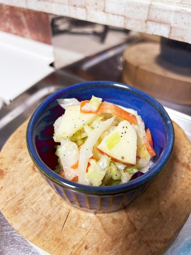 白菜とりんごのヨーグルトサラダの写真
