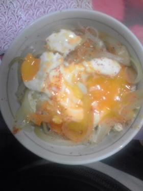 お麩しらたき玉ねぎのとろーり半熟卵丼