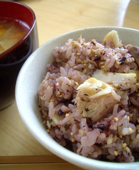 ゴマたっぷり☆簡単☆塩サバゆかりご飯