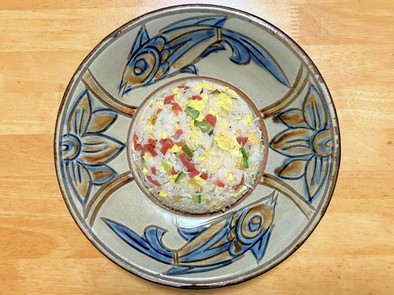 カリカリ梅とキュウリとシラスと卵の炒飯の写真