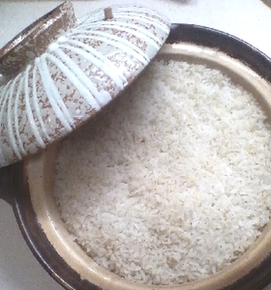 土鍋で炊くもち米入り麦ご飯の写真