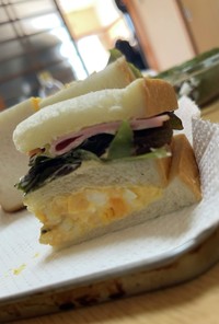 玉子とハムレタスのサンドイッチ