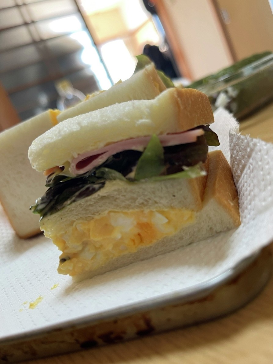 玉子とハムレタスのサンドイッチの画像