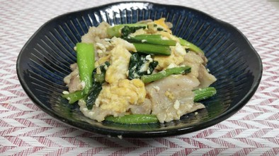 小松菜と豚バラ肉のふわふわ卵炒めの写真