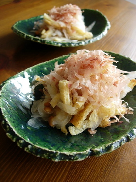 オニオンスライスにお揚げと納豆を乗せる