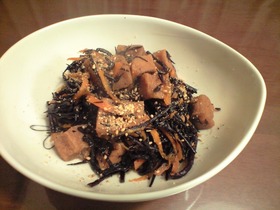 揚げ高野豆腐とひじきの煮物