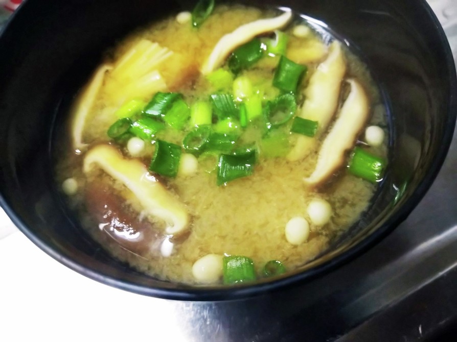 えのきと椎茸とじゃがいものお味噌汁の画像