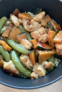 鶏胸肉と彩野菜の炊き込みご飯