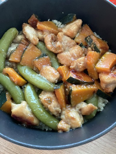 鶏胸肉と彩野菜の炊き込みご飯の写真