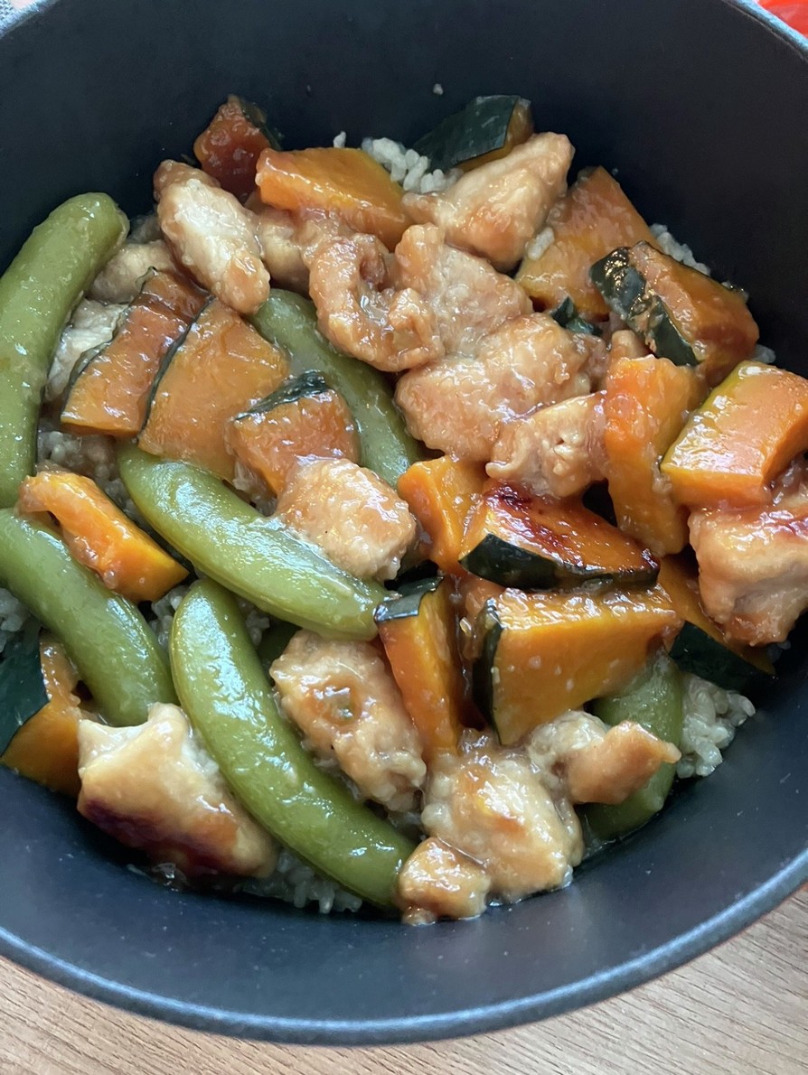 鶏胸肉と彩野菜の炊き込みご飯の画像