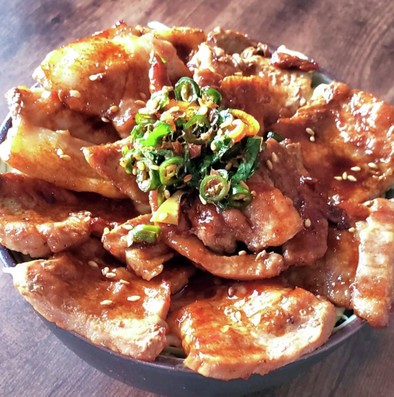 桃ジャムと味噌の特製ダレ豚丼の写真