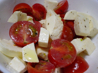 トマトとモッツァレラチーズのカプレーゼの写真
