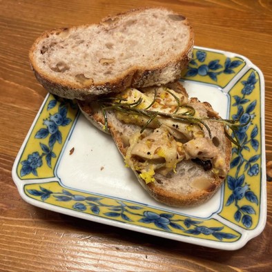 柚子アヒージョ鶏のサンドイッチの写真