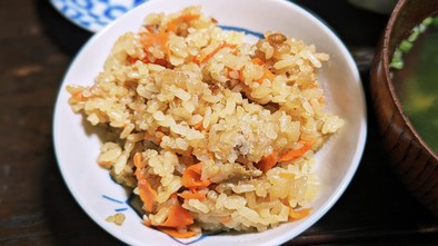 にんじんとツナ缶の炊き込みご飯の写真