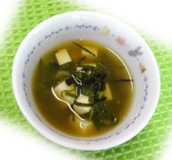 小松菜とひじきのみそ汁の画像