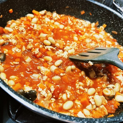 簡単大豆と鶏肉のトマト煮込みの写真
