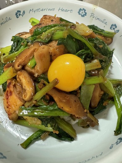 鶏モモ肉と小松菜丼の写真