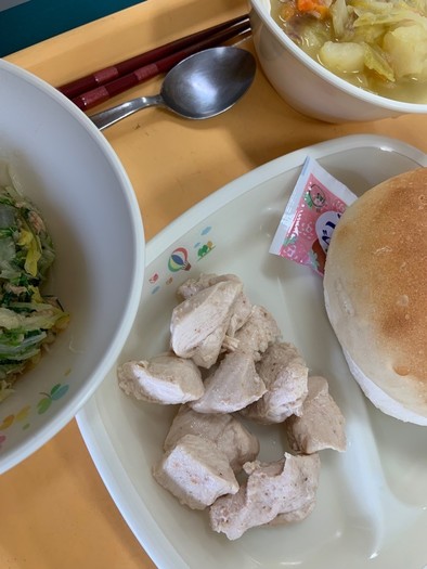 鶏むね肉のうめ～焼き　河内長野市学校給食の写真