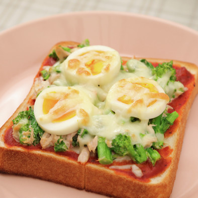 菜の花とツナマヨのピザ風トーストの写真