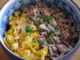 バター醤油で豚そぼろの2色どんぶり♪